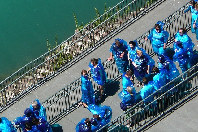 ナイアガラの滝（ニューヨークから行けるツアー）でカッパを着た人たち